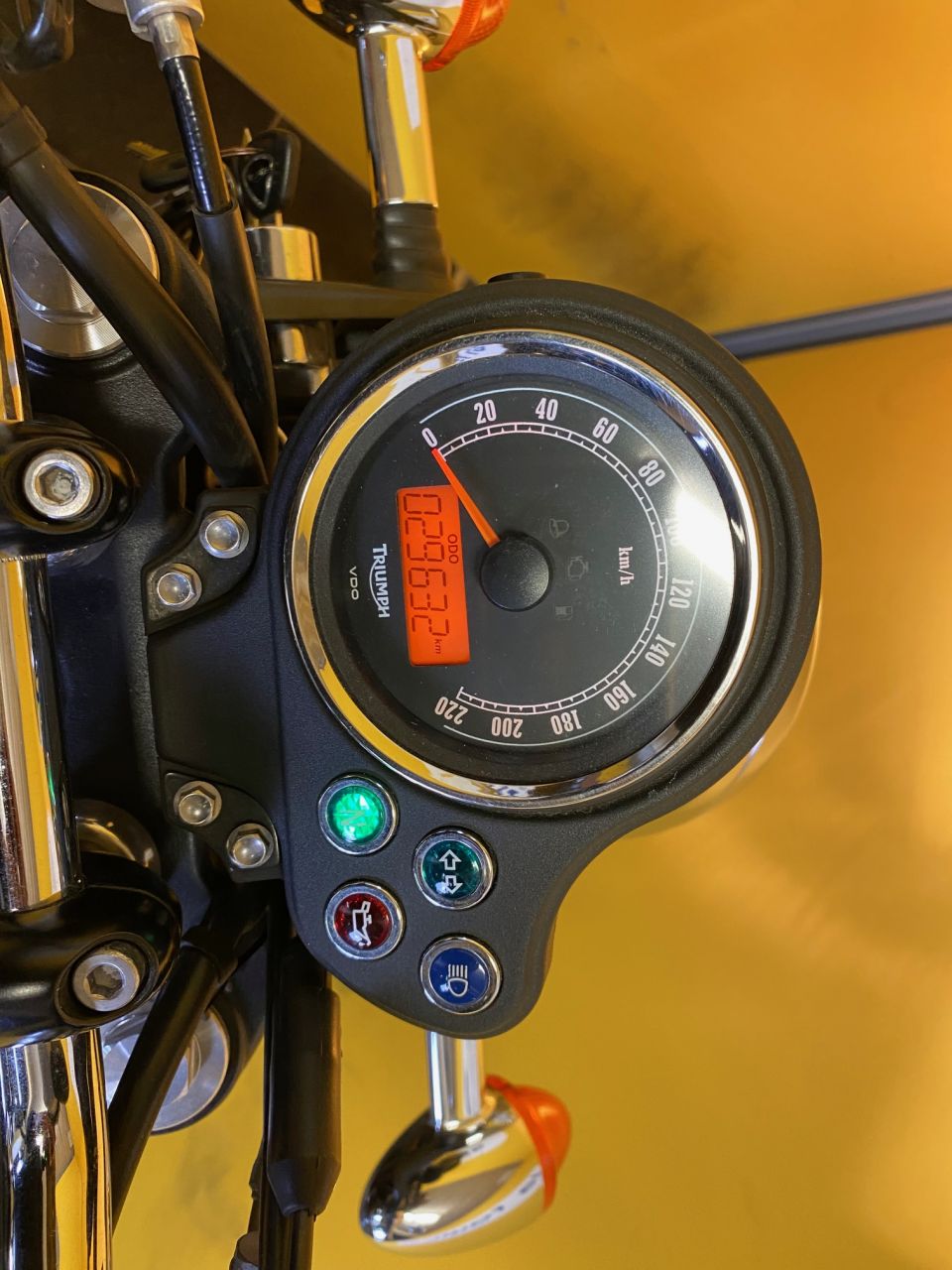 TRIUMPH BONNEVILLE 865 T100 4