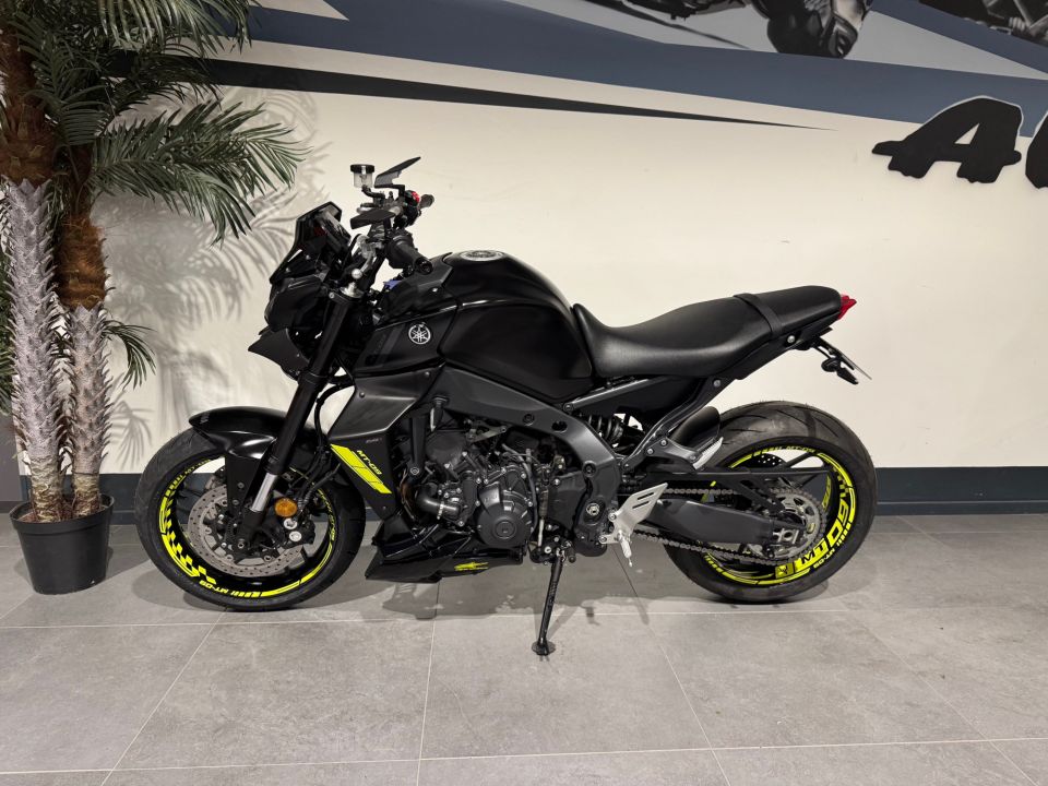 YAMAHA MT-09 4