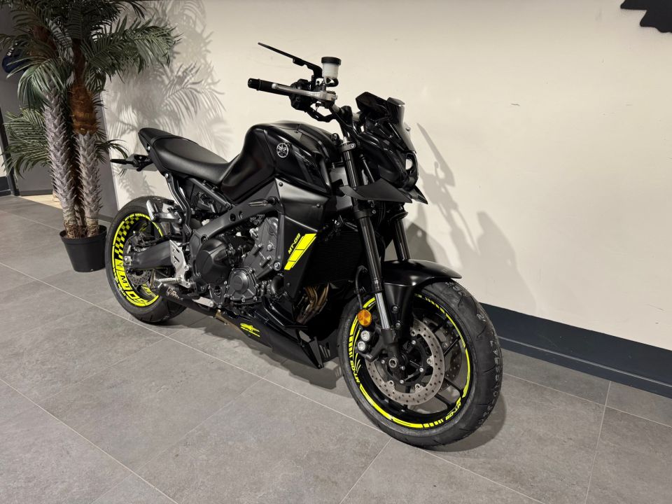 YAMAHA MT-09 4