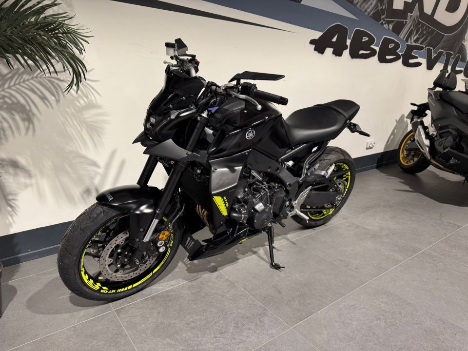 YAMAHA MT-09 4