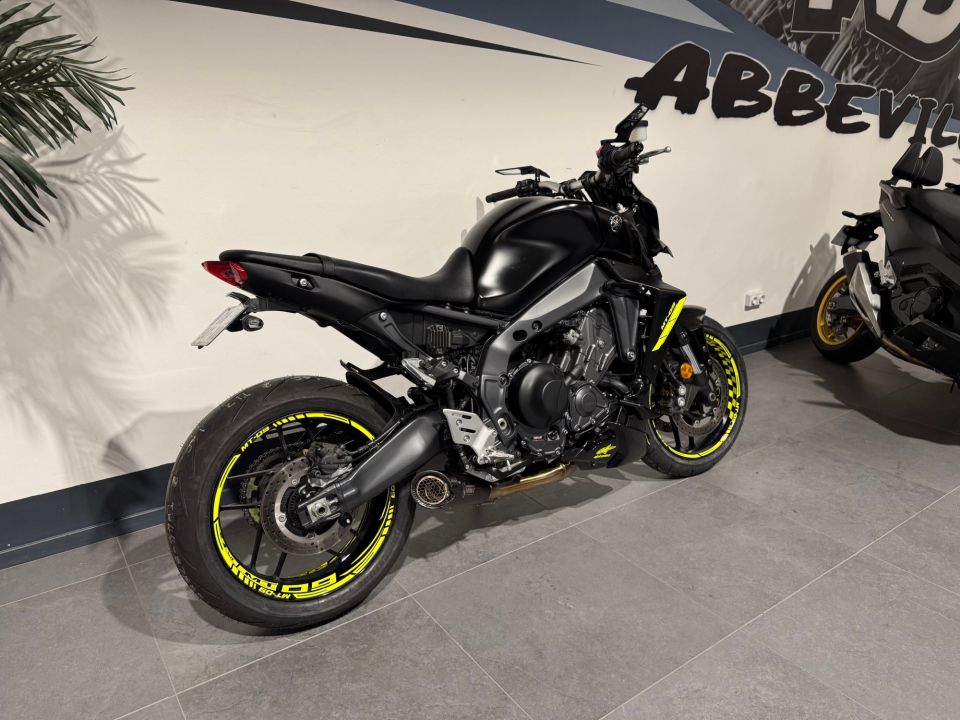 YAMAHA MT-09 4