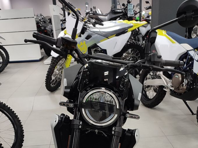 HUSQVARNA SVARTPILEN 801 4