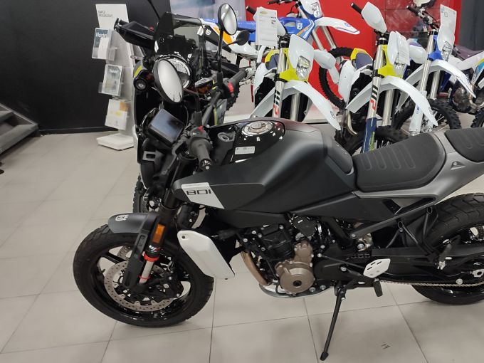 HUSQVARNA SVARTPILEN 801 4