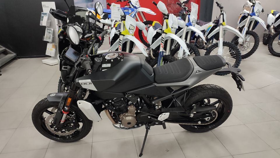 HUSQVARNA SVARTPILEN 801 4