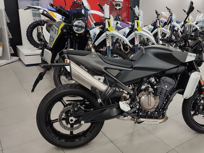 HUSQVARNA SVARTPILEN 801 4
