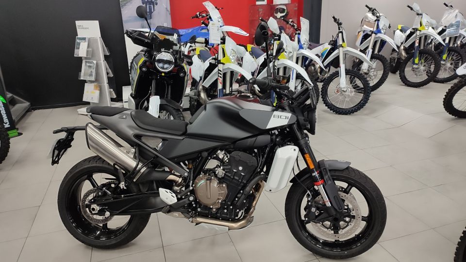 HUSQVARNA SVARTPILEN 801 4