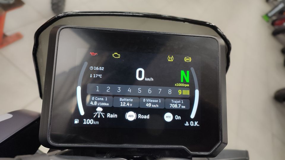 HUSQVARNA SVARTPILEN 801 4