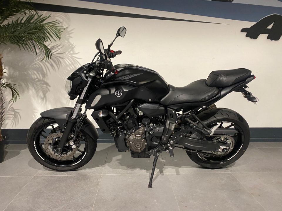 YAMAHA MT-07 (47.5CV) 4