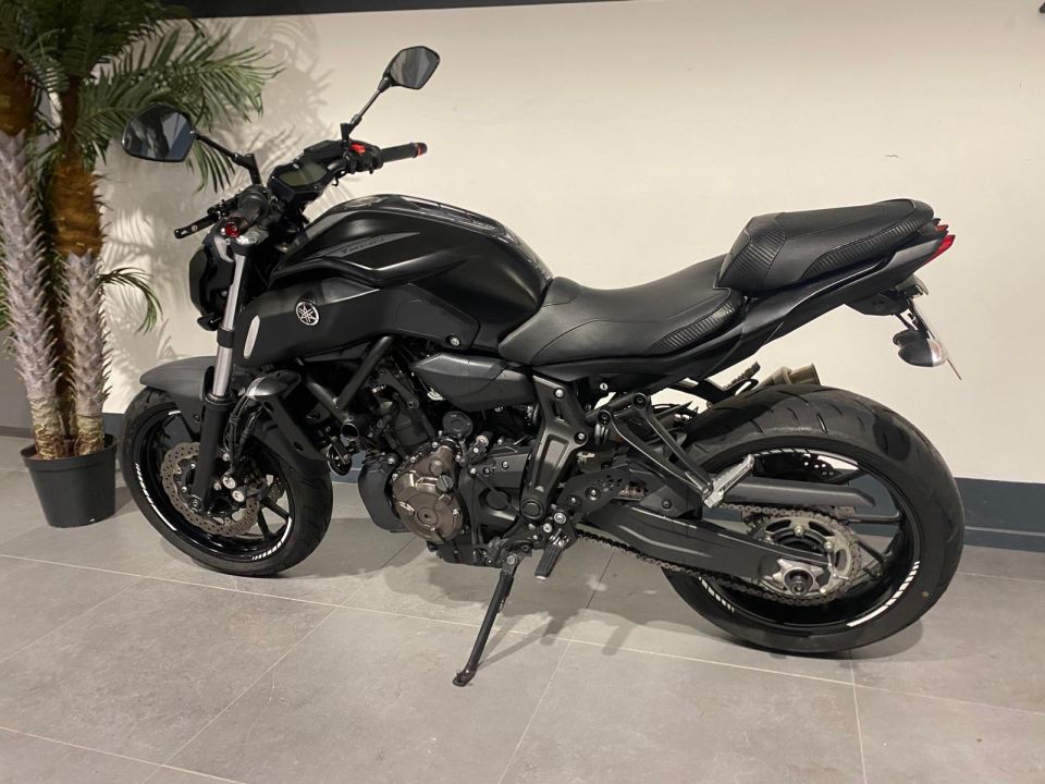 YAMAHA MT-07 (47.5CV) 4