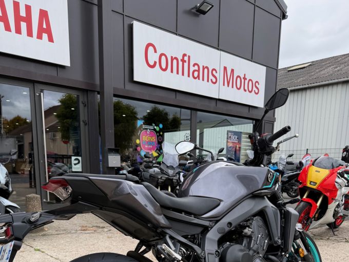 YAMAHA MT-09 4