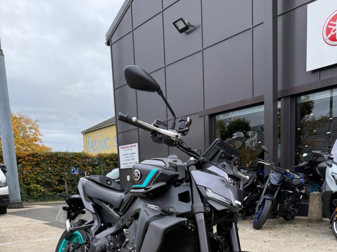 YAMAHA MT-09 4