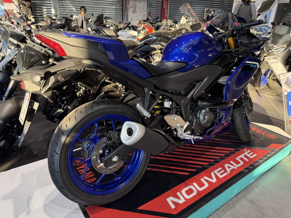 YAMAHA YZF-R3 4