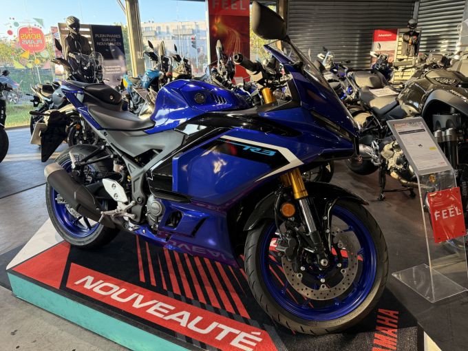 YAMAHA YZF-R3 4