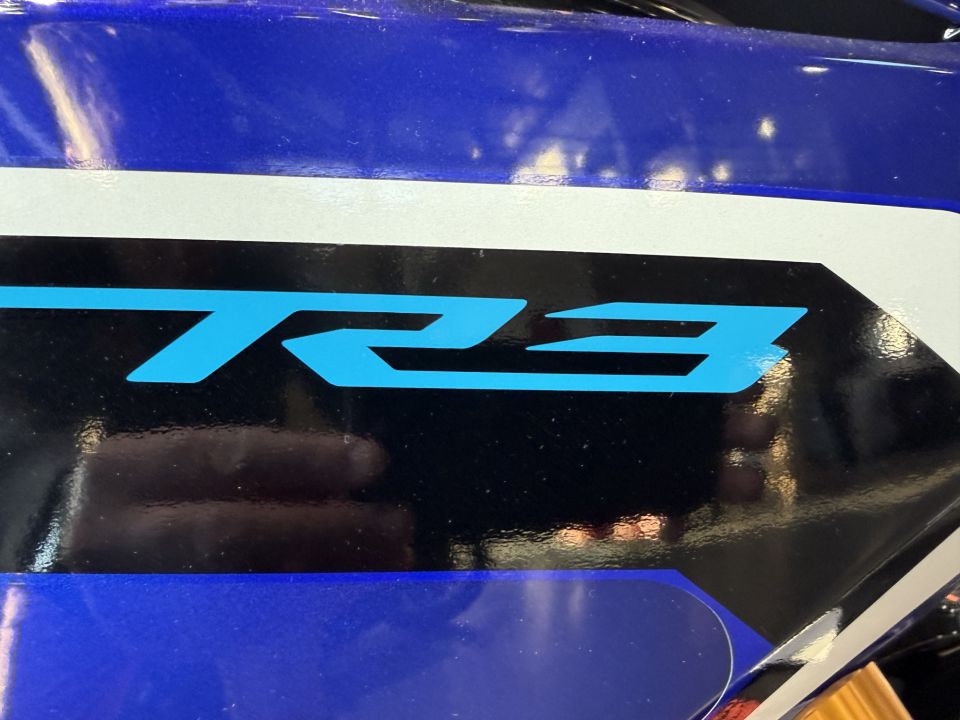 YAMAHA YZF-R3 4