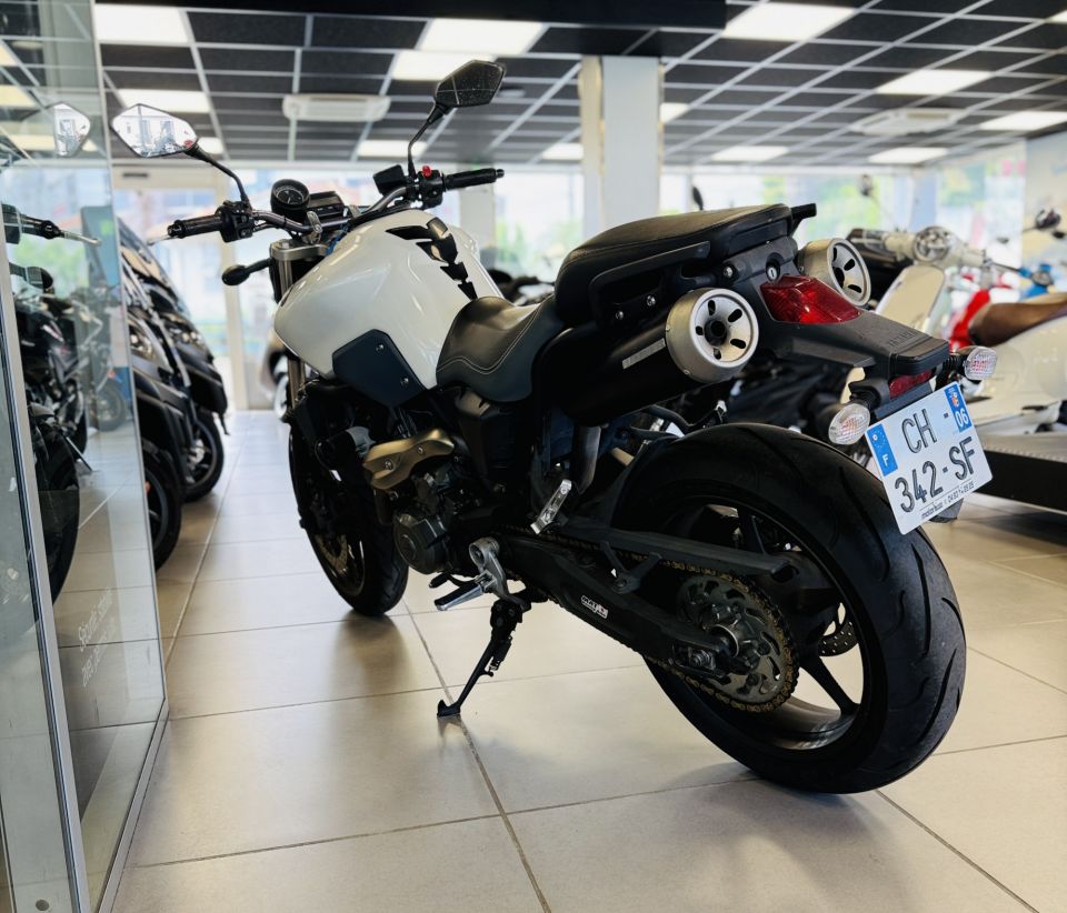 YAMAHA MT-03 4