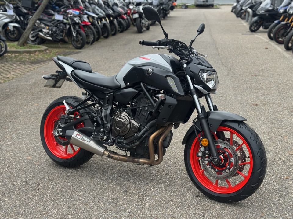 YAMAHA MT-07 4