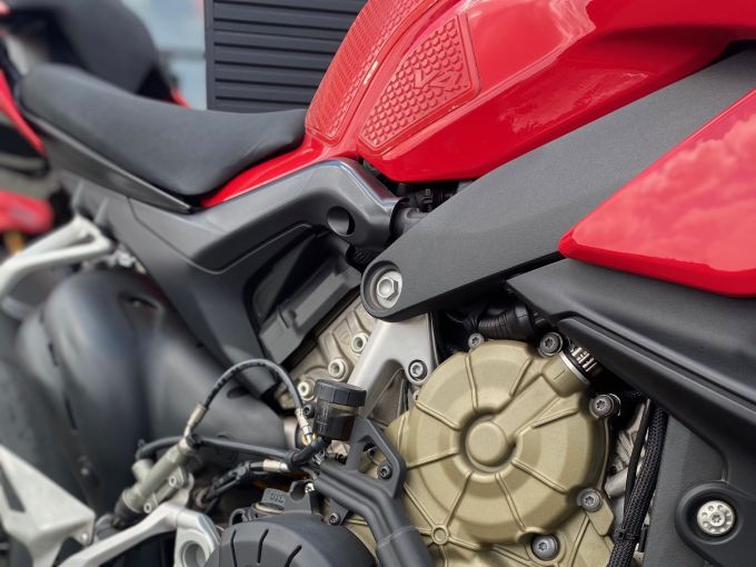 DUCATI STREETFIGHTER V4S 4