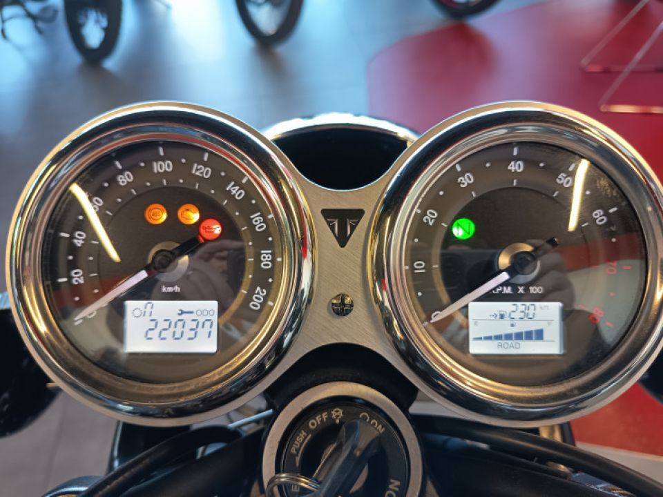 TRIUMPH BONNEVILLE T120 4