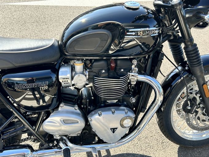 TRIUMPH BONNEVILLE T120 4