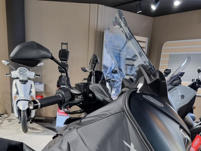 YAMAHA XMAX 300 Tech Max 4