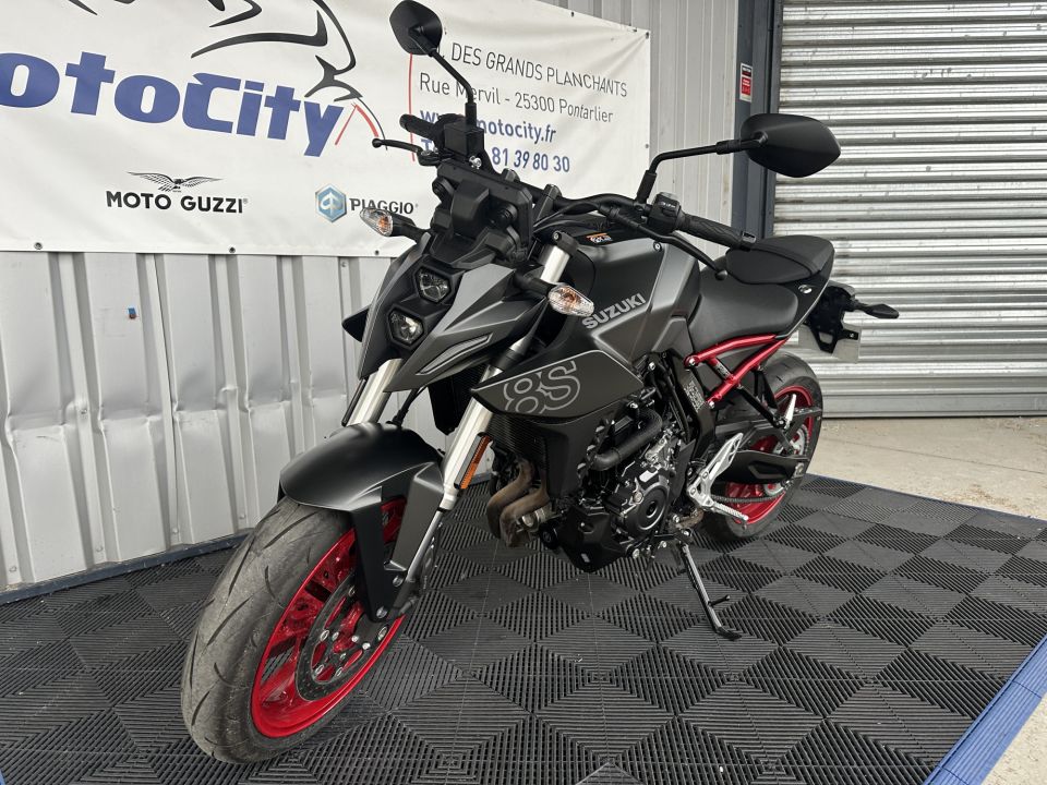 SUZUKI GSX-8S 4