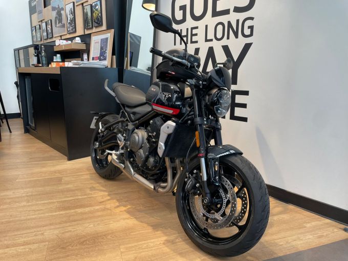TRIUMPH TRIDENT 660 4
