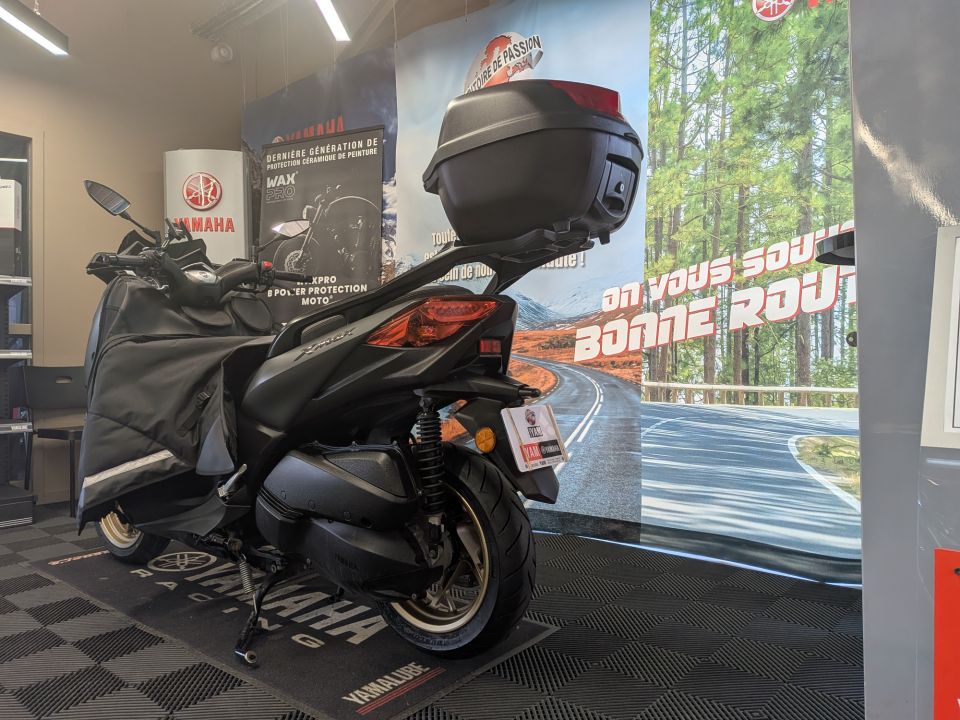 YAMAHA XMAX 300 Tech Max 4