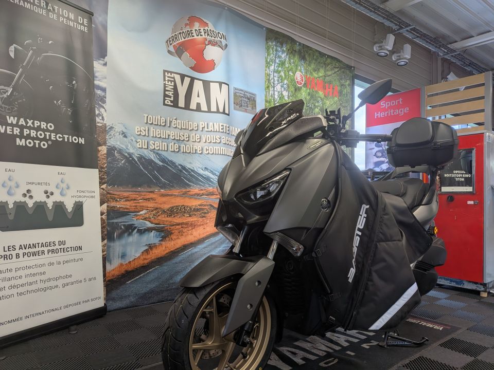 YAMAHA XMAX 300 Tech Max 4