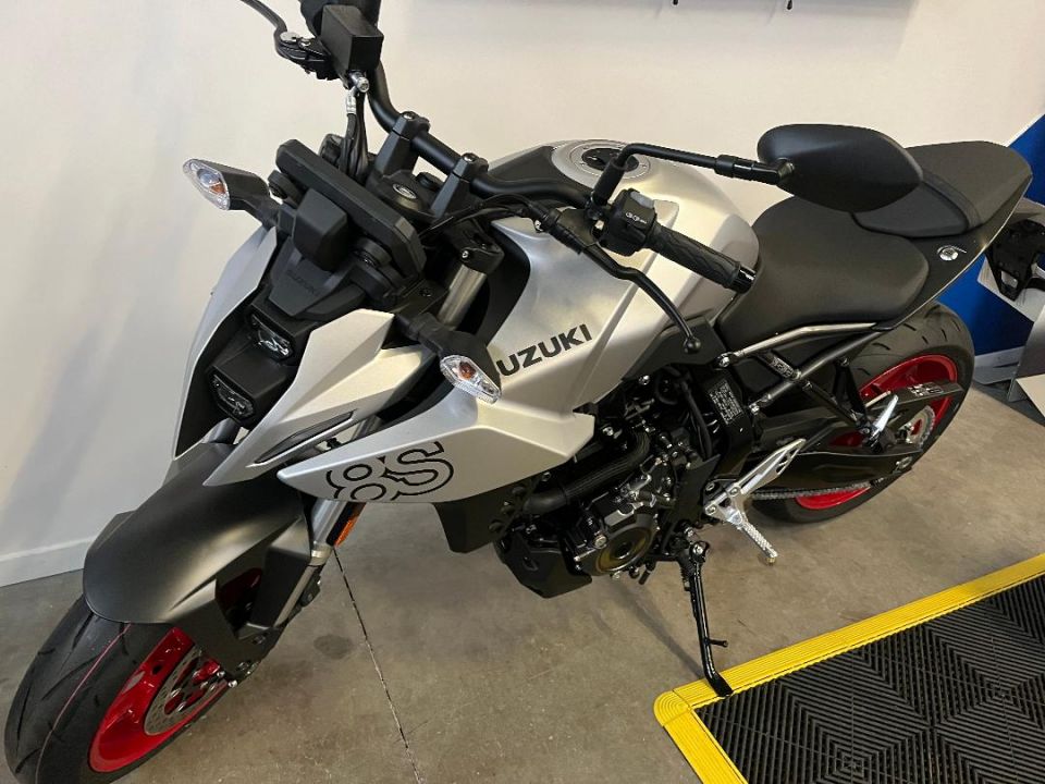 SUZUKI GSX-8S 4