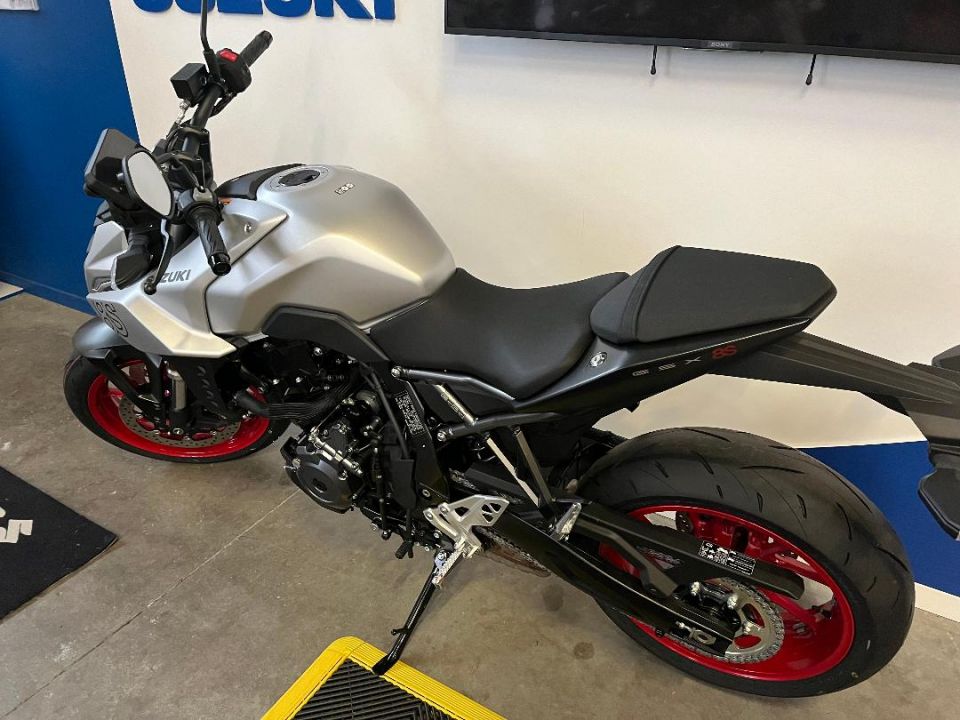 SUZUKI GSX-8S 4