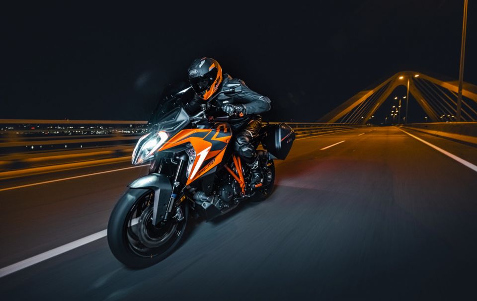 KTM 1290 SUPER DUKE GT 4