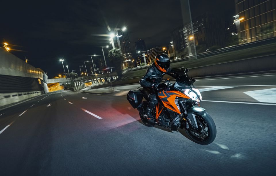 KTM 1290 SUPER DUKE GT 4