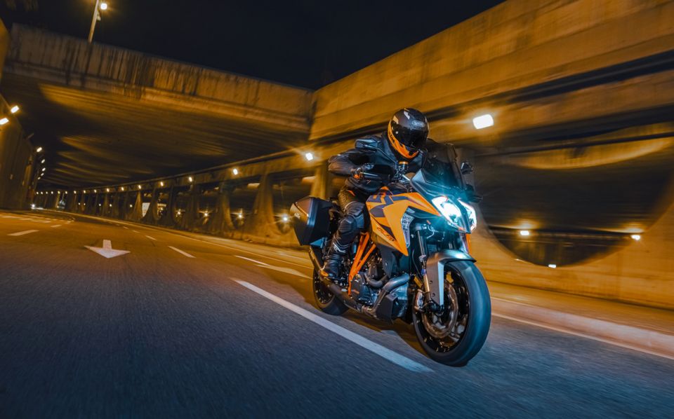 KTM 1290 SUPER DUKE GT 4