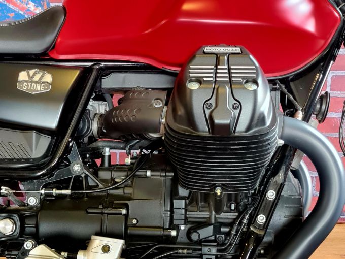 MOTO GUZZI V7 STONE 4