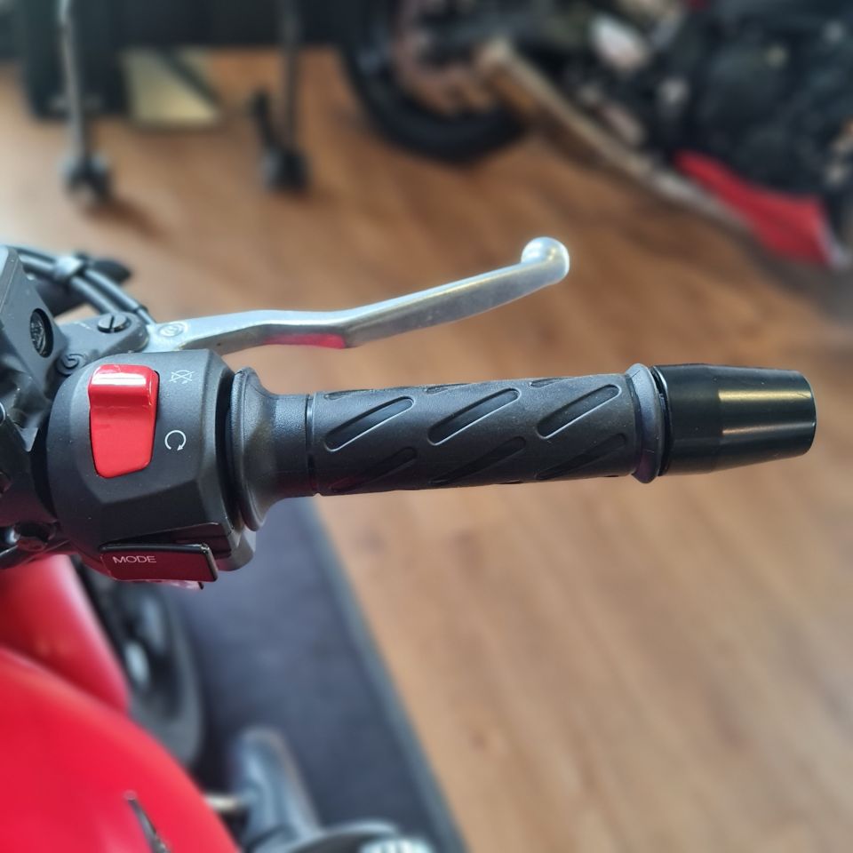 MOTO GUZZI V7 STONE 4