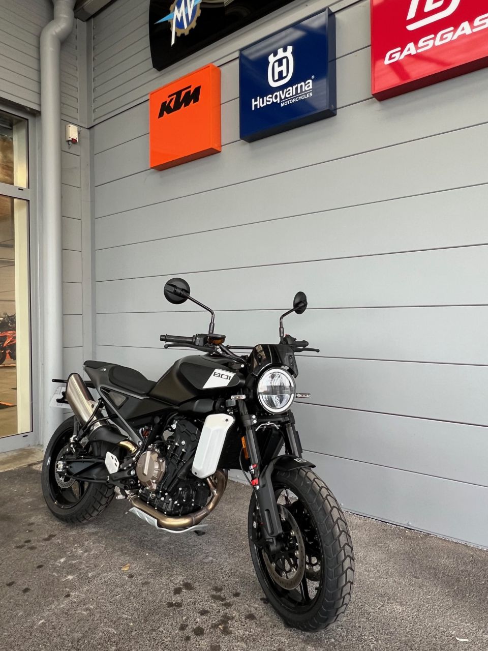 HUSQVARNA SVARTPILEN 801 4