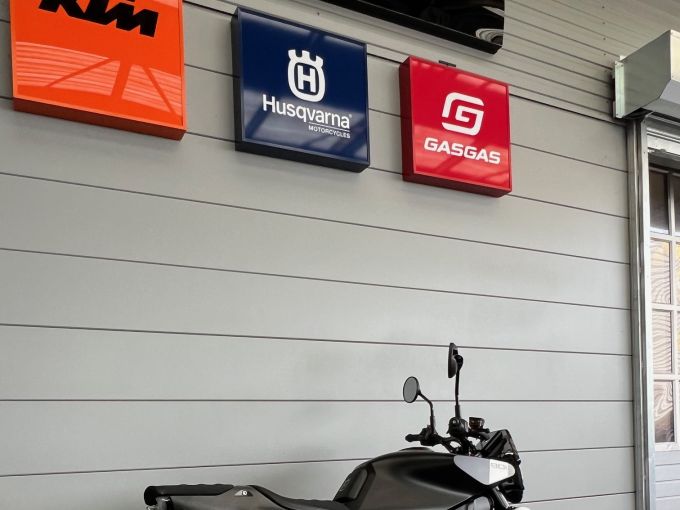 HUSQVARNA SVARTPILEN 801 4