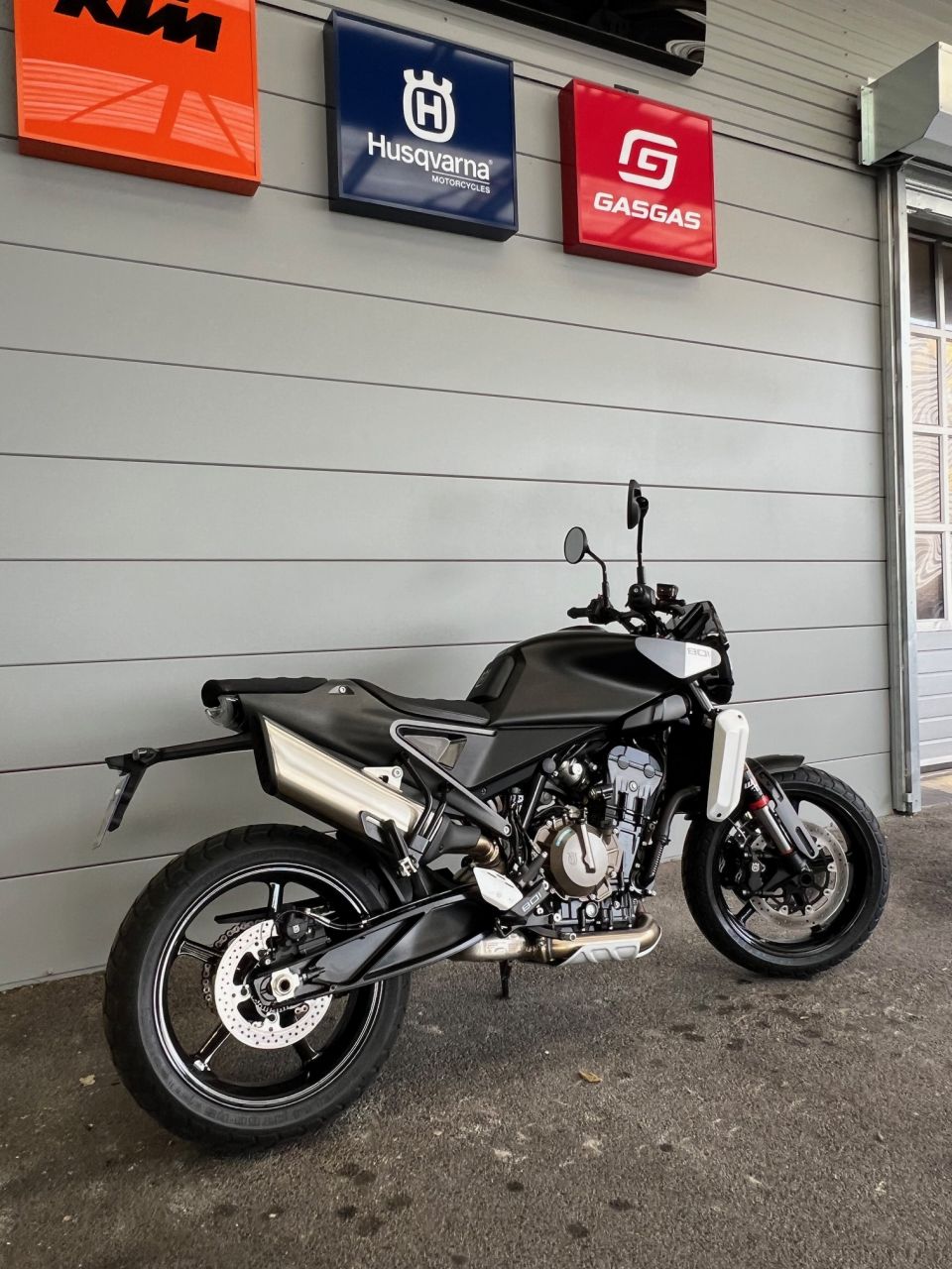 HUSQVARNA SVARTPILEN 801 4