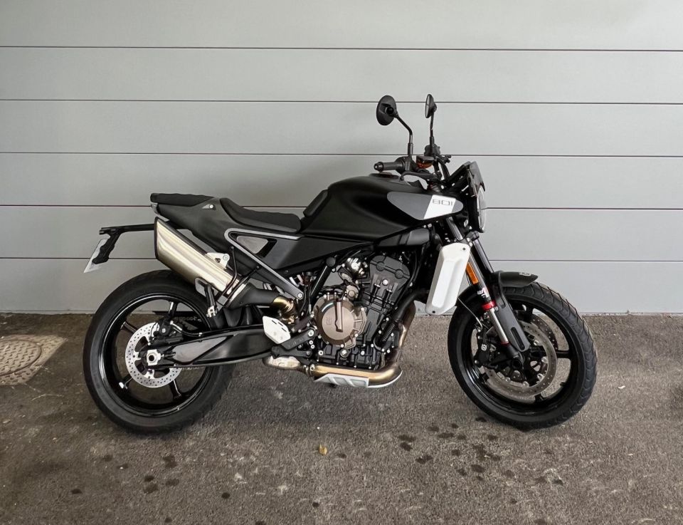 HUSQVARNA SVARTPILEN 801 4