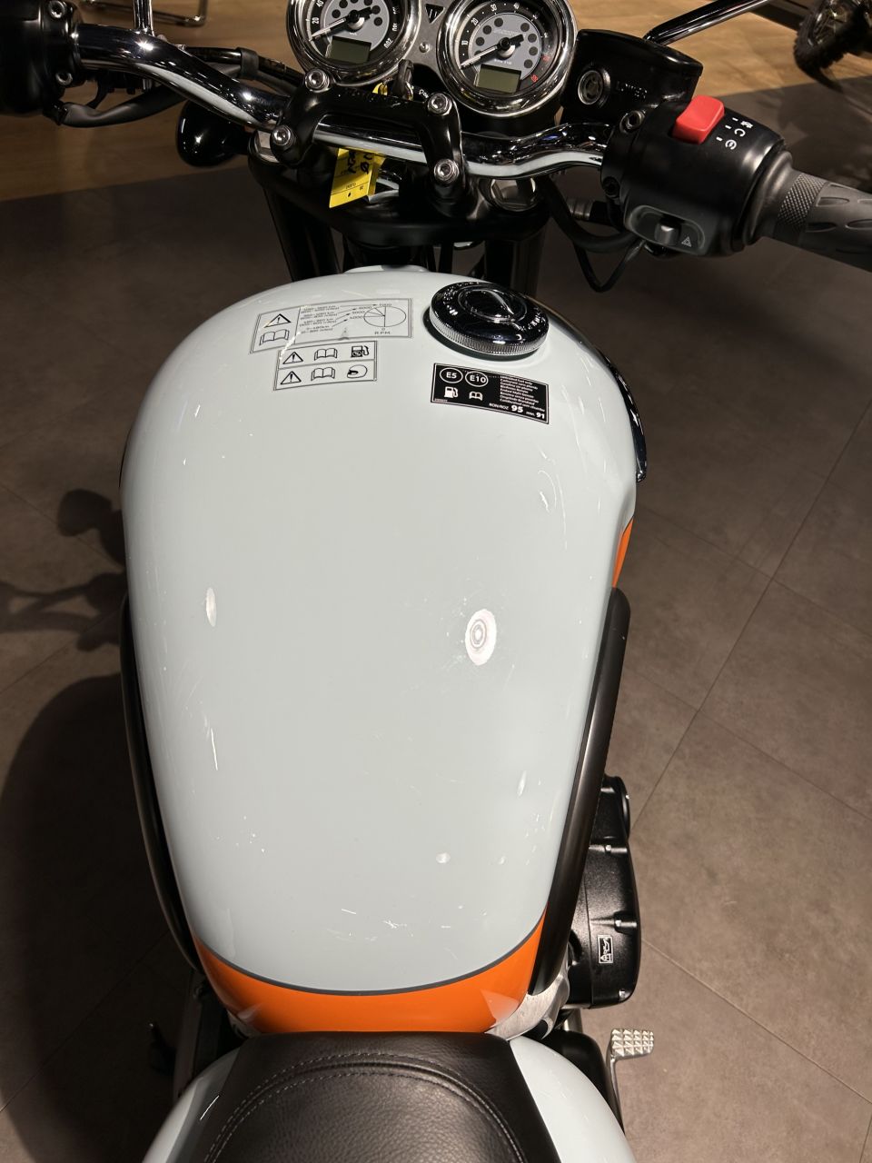 TRIUMPH BONNEVILLE T100 900 4