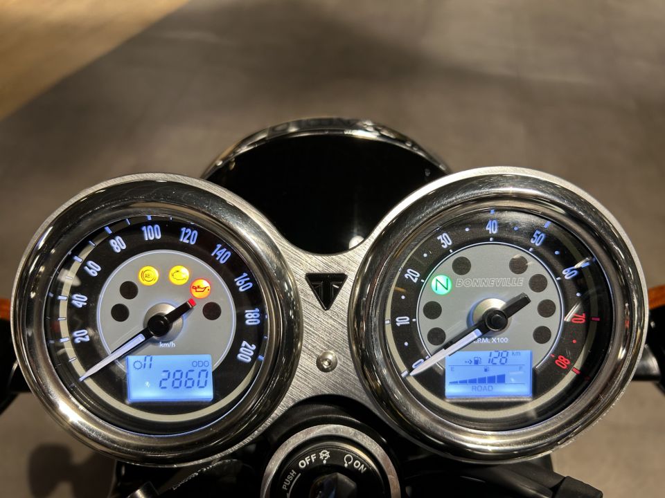 TRIUMPH BONNEVILLE T100 900 4