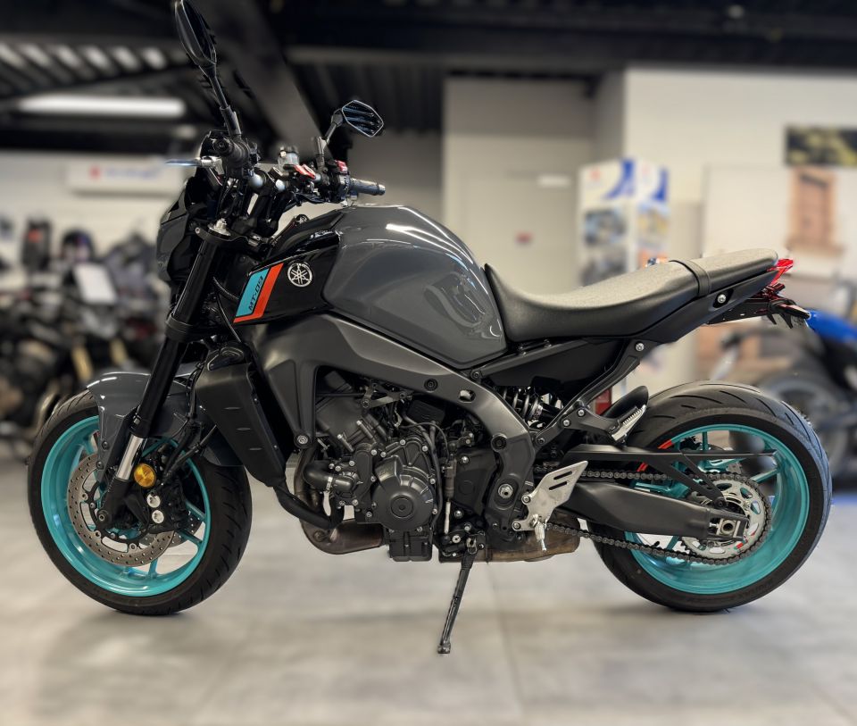 YAMAHA MT-09 4