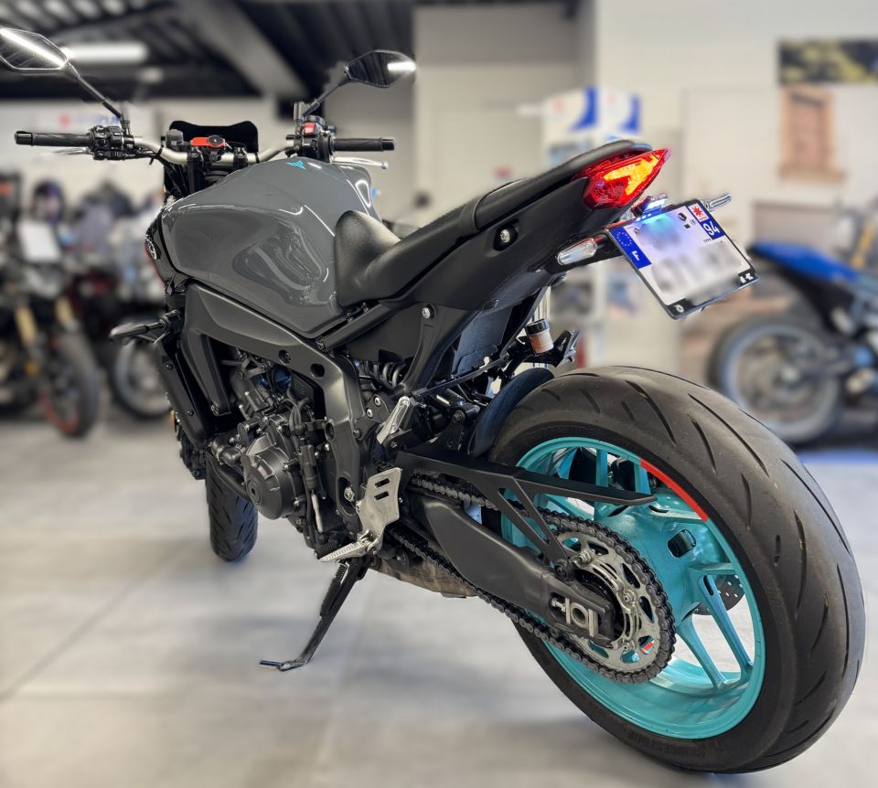 YAMAHA MT-09 4