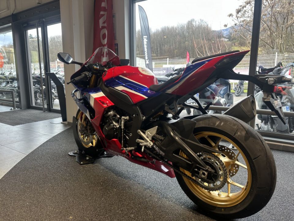 HONDA CBR1000RR FIREBLADE 4