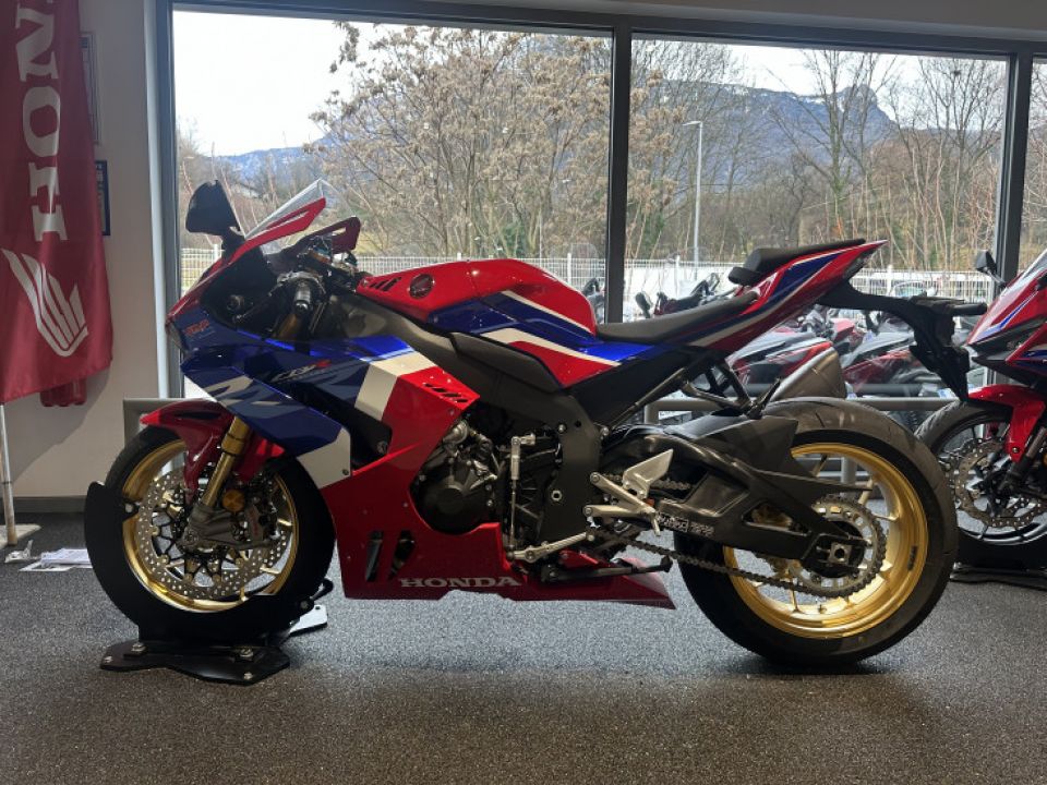 HONDA CBR1000RR FIREBLADE 4