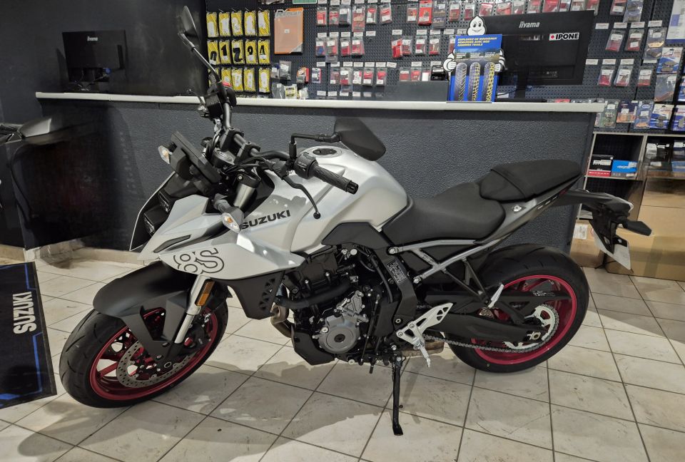 SUZUKI GSX-8S 4