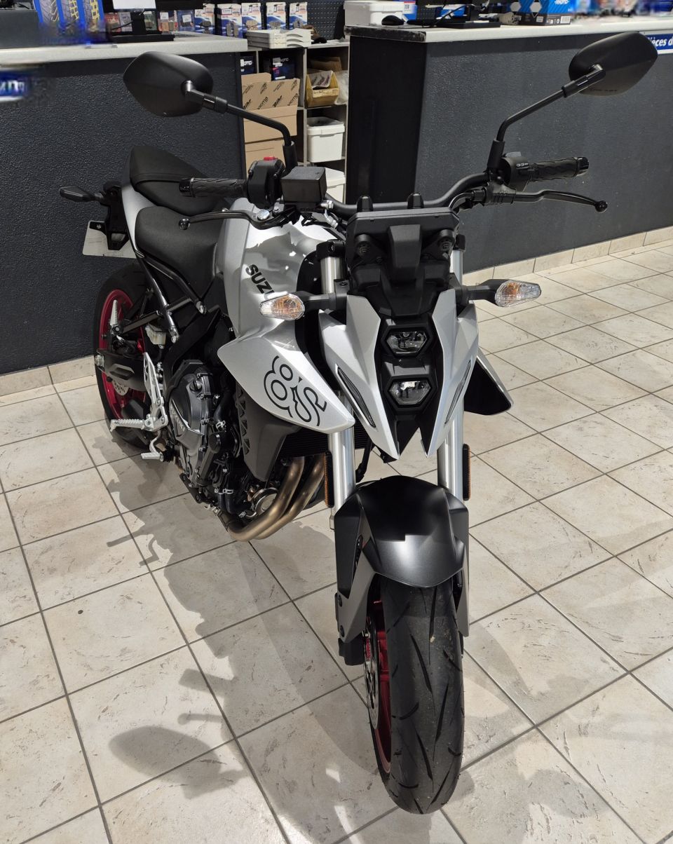 SUZUKI GSX-8S 4
