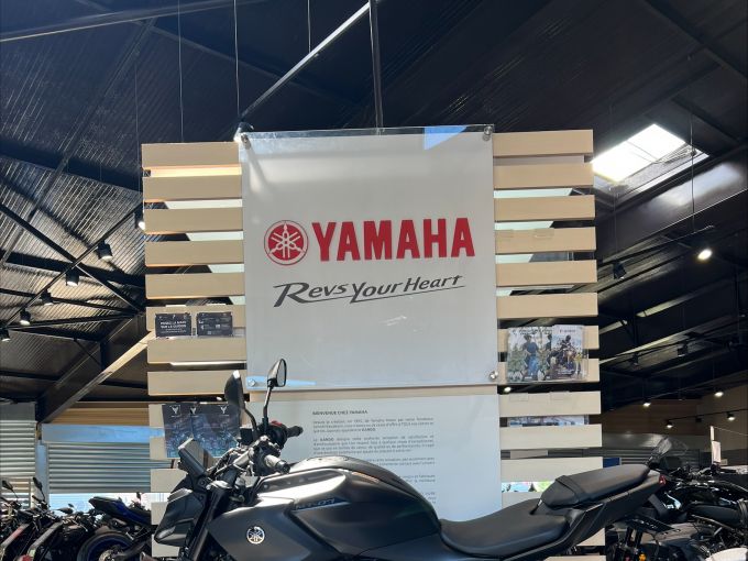 YAMAHA MT-07 Y-AMT 4