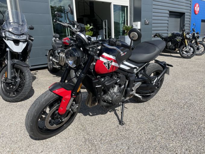 TRIUMPH TRIDENT 660 4