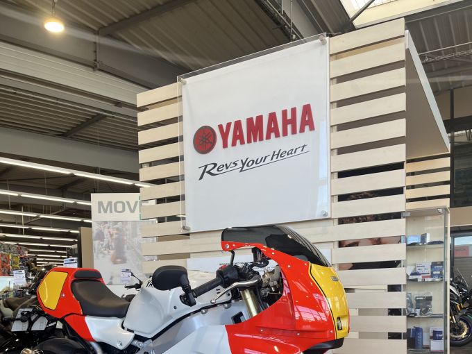 YAMAHA XSR 900 GP 4